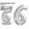 Riesiger metallisch-silberner Ballon mit der Zahl 6