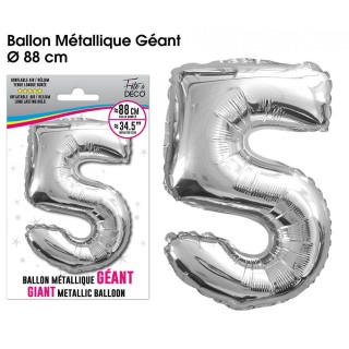 Riesiger Metallball in Silber mit der Zahl 5