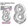Riesiger Metallball in Silber in Form der Zahl 8