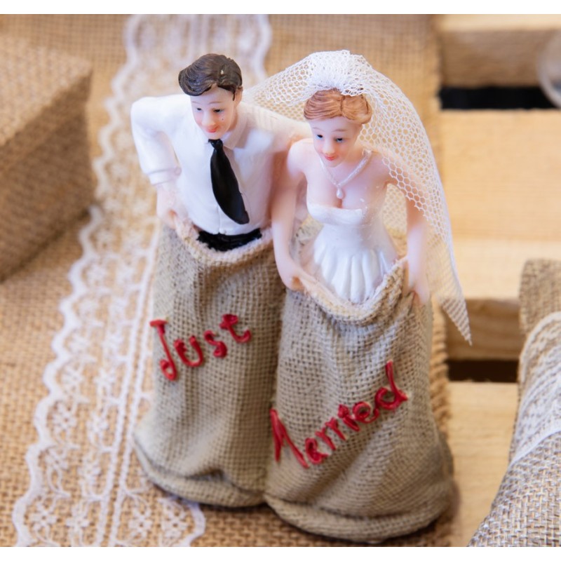 Figurine, couple de mariés, course de sacs, 8,2 x 4,3 x 13,1 cm Figurine, couple de mariés, course de sacs, 8,2 x 4,3 x 13,1 cm