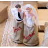 Figurine, couple de mariés, course de sacs, 8,2 x 4,3 x 13,1 cm Figurine, couple de mariés, course de sacs, 8,2 x 4,3 x 13,1 cm