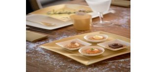 8 Assiettes plate, 23 x 23 cm, or