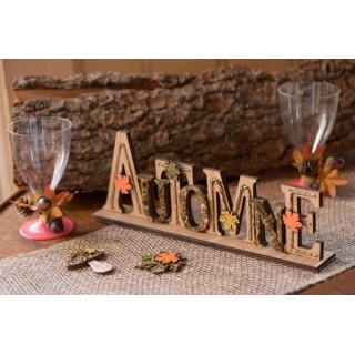 1 herbstlicher Buchstabenschmuck. 39 x 5,5 x 11 cm, aus Holz und Schaumstoff.
