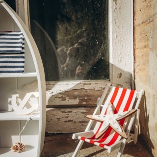 Sedia a sdraio a righe, rossoe bianco, in legno e tessuto, 10x21cm