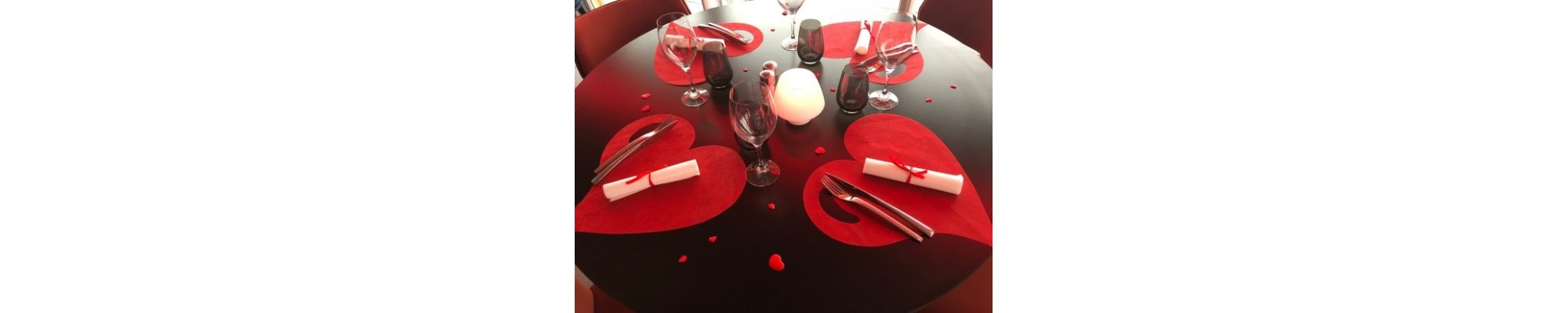 Catégorie St-Valentin - Partytime : 1 Organdi Herzen rot, 30 cm x 10 m , 24 Tischdiamanten, rot , 50 Dunilin-Servietten, uni,...