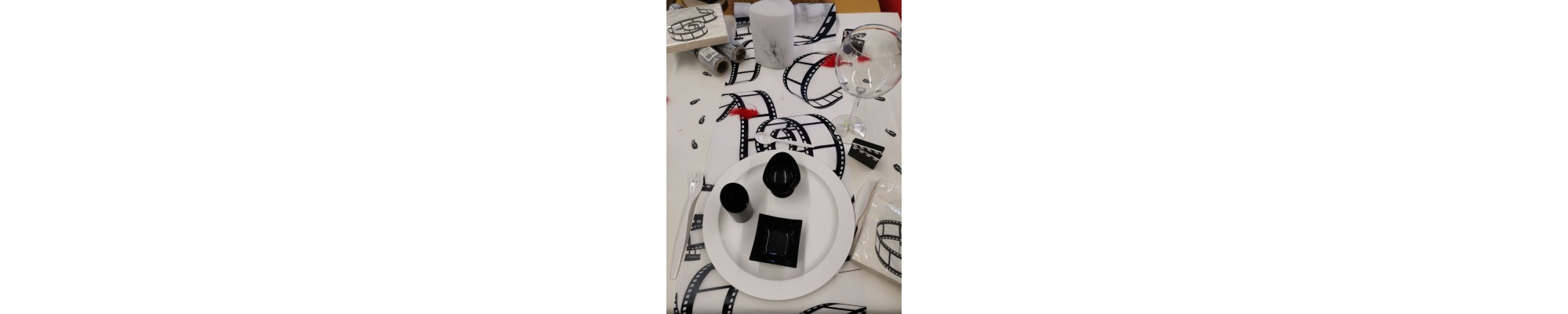 Catégorie Cinéma - Partytime : 45 Serviettes  Dunilin blanc 40 x 40, 1/4 , Rouleau de nappe Dunicel  1,18 x 25 m, blanc , Rou...